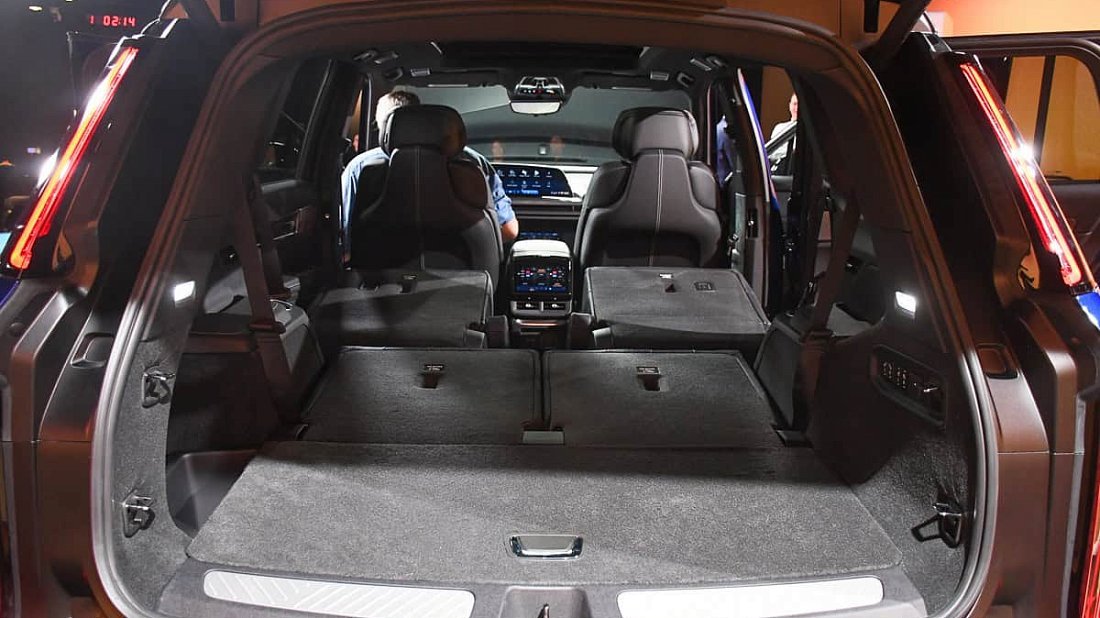 Cadillac Vistiq AWD (2025-…) багажник, увеличенный объем, сиденья сложены, максимальный объем, максимальный груз, максимальная вместимость, максимальное пространство для хранения
