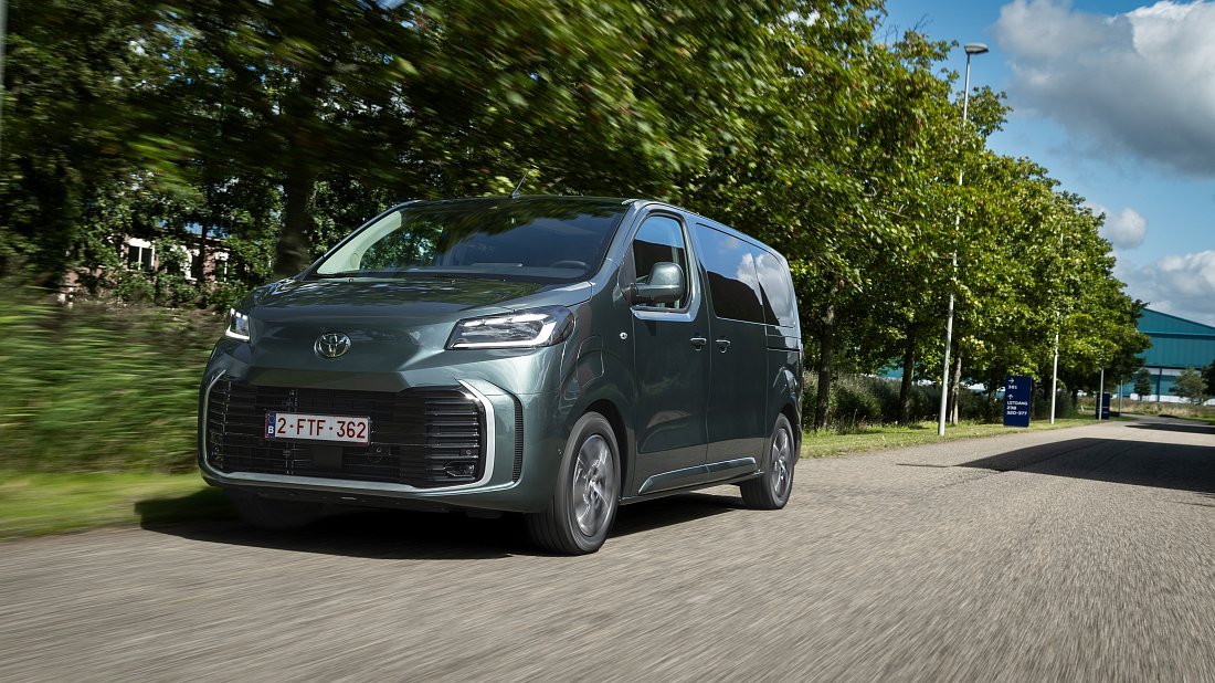 Toyota Proace Verso Electric L1 50 kWh (2024-...) вид спереди, спереди сбоку, по диагонали, экстерьер