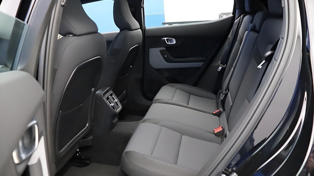 Polestar 2 Standard Range Single Motor (2023-2024) задние сиденья, пассажирские сиденья, пространство для ног, пространство над головой, интерьер