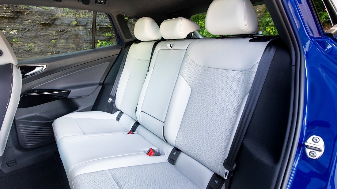 Volkswagen ID.4 Pro (2022-2023) задние сиденья, пассажирские сиденья, пространство для ног, пространство над головой, интерьер