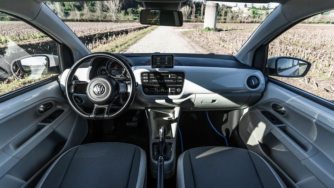 Volkswagen e-Up! 18.7 kWh (2013-2019) интерьер, переднее сиденье, водительское сиденье, приборная панель, рулевое колесо, информационно-развлекательная система, кокпит