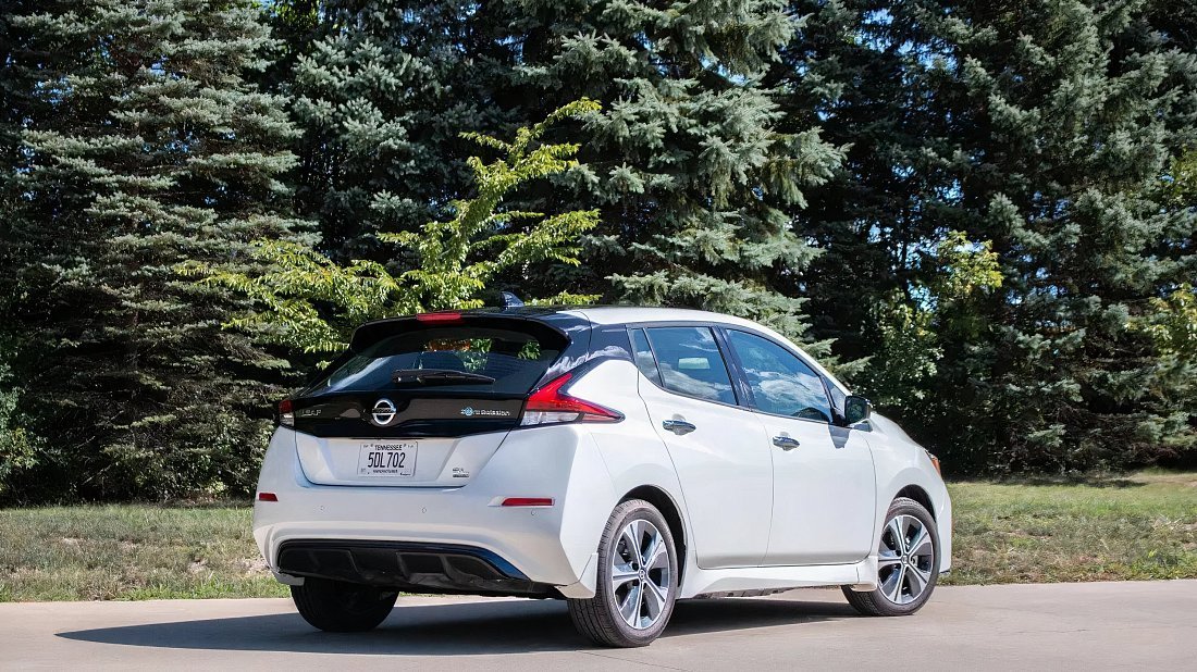Nissan Leaf 62 kWh (2017-2022) задняя часть в три четверти, вид в три четверти, диагональ, экстерьер