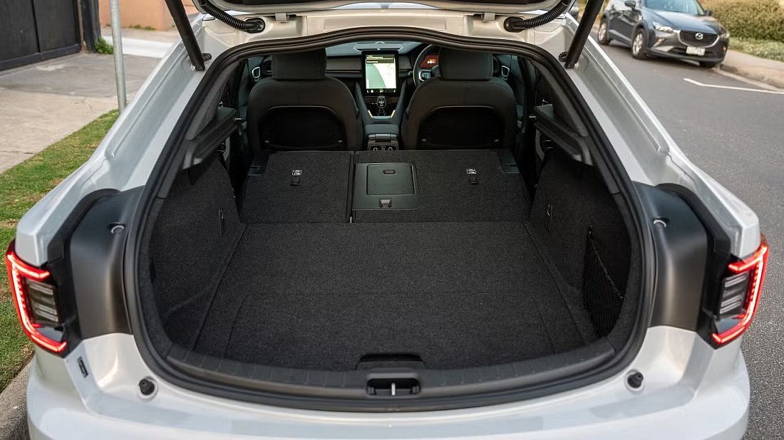 Polestar 2 Standard Range Single Motor (2024-…) багажник, увеличенный объем, сиденья сложены, максимальный объем, максимальный груз, максимальная вместимость, максимальное пространство для хранения