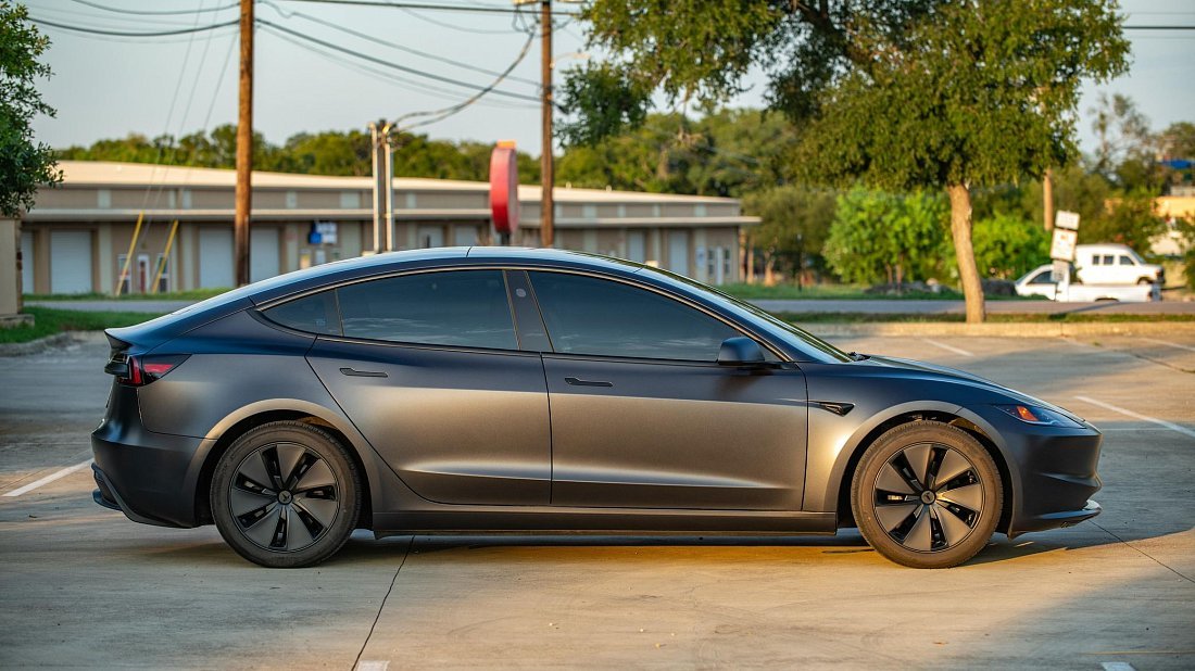 Фото Tesla Model 3 Premium AWD (2025-...) вид сбоку