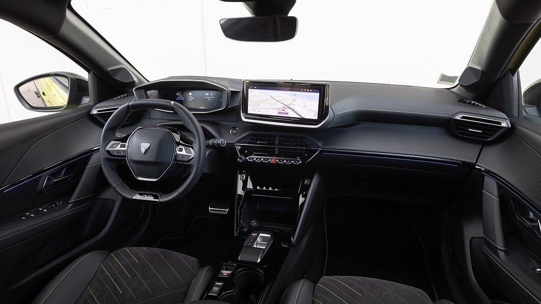 Peugeot e-208 51 kWh (2023-…) интерьер, переднее сиденье, водительское сиденье, приборная панель, рулевое колесо, информационно-развлекательная система, кокпит