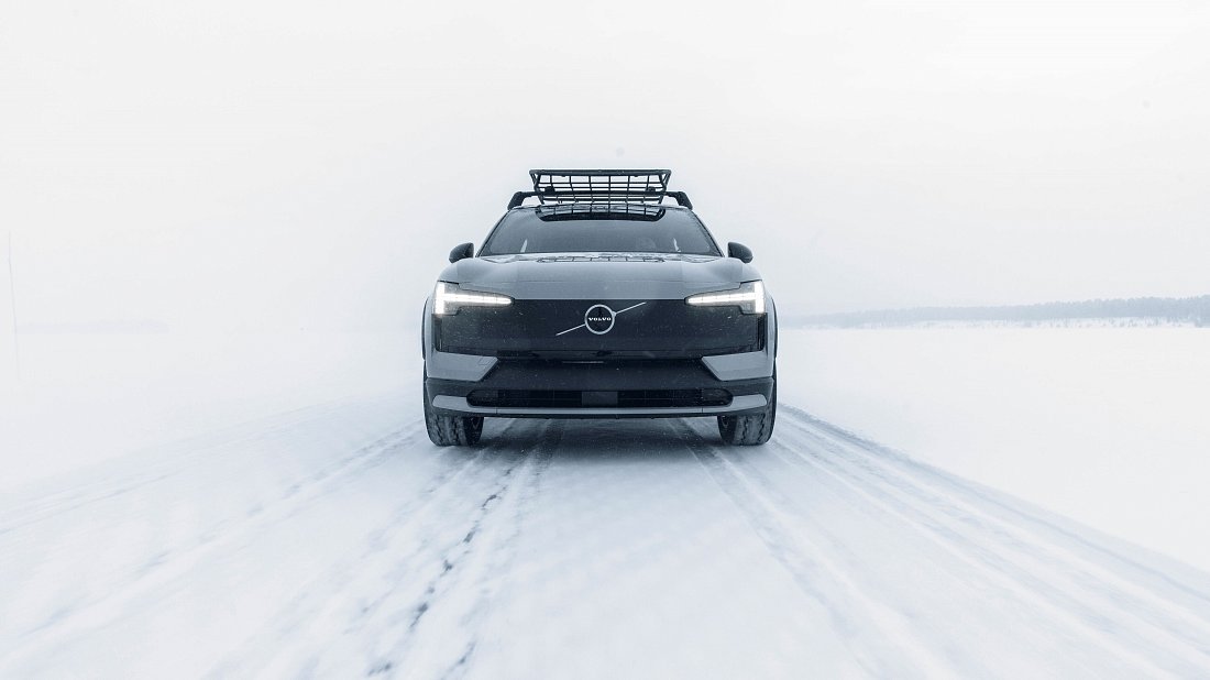 Volvo EX30 Cross Country (2025-…) передняя часть, решетка радиатора, фары, бампер, экстерьер