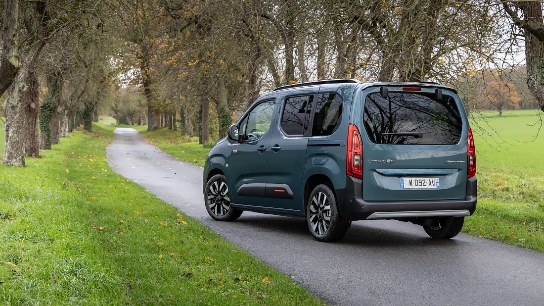 Фото Citroën e-Berlingo M 50 kWh (2024-…) задняя часть под углом