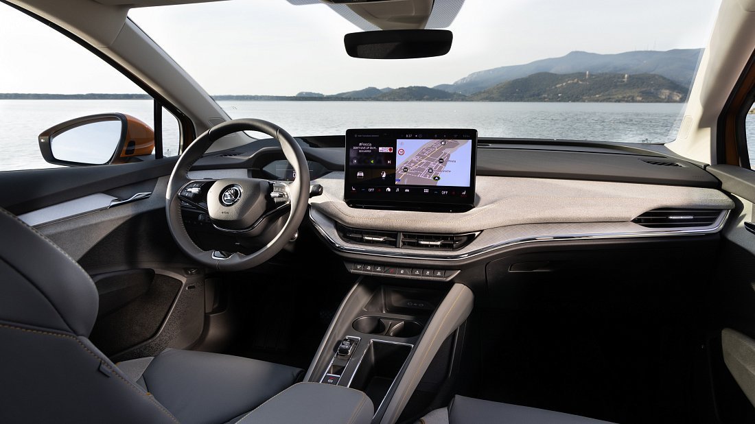 Škoda Enyaq Coupe 85 (2023-2025) интерьер, переднее сиденье, водительское сиденье, приборная панель, рулевое колесо, информационно-развлекательная система, кокпит