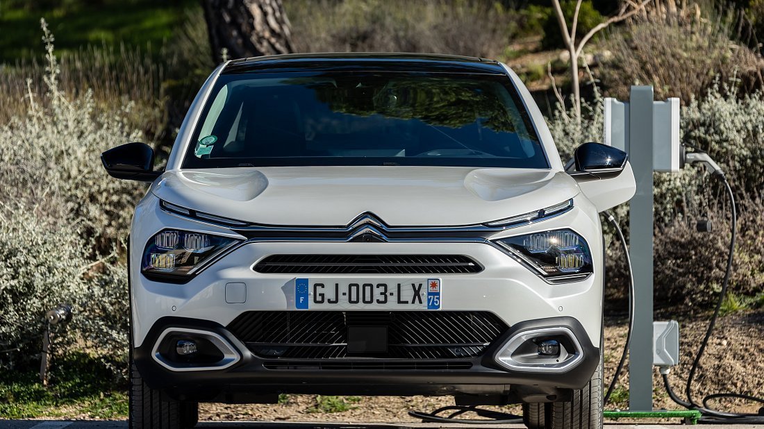 Citroën e-C4 X 54 kWh (2023-2024) передняя часть, решетка радиатора, фары, бампер, экстерьер