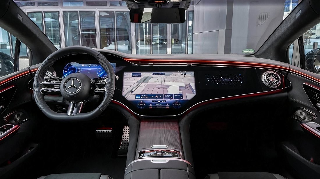 Mercedes EQE 350 4MATIC (2022-…) интерьер, переднее сиденье, водительское сиденье, приборная панель, рулевое колесо, информационно-развлекательная система, кокпит