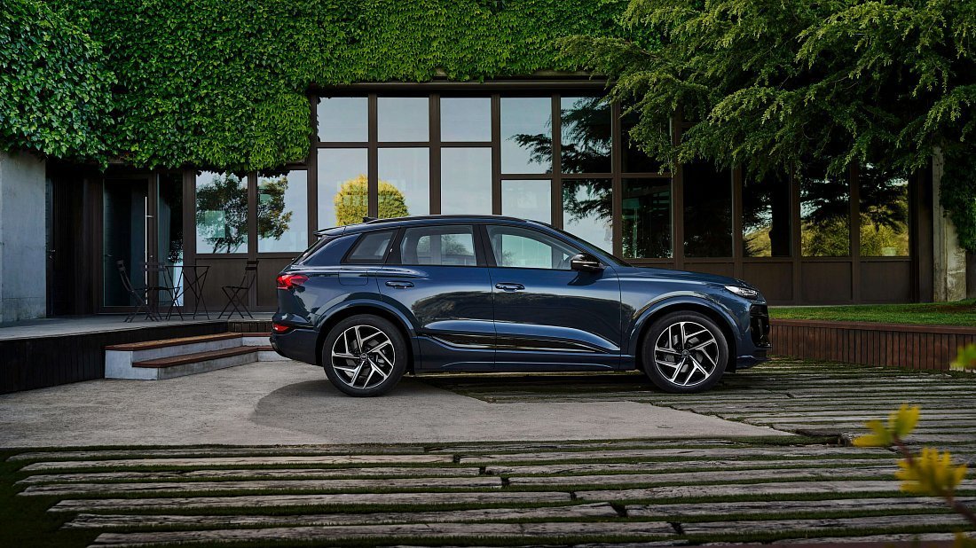 Audi Q6 e-tron quattro (2024-…) вид сбоку, силуэт, двери, колеса, экстерьер
