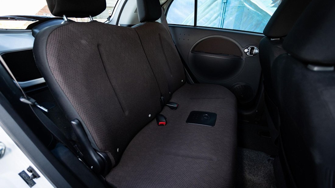 Mitsubishi i-MiEV Gen 1 (2010-2021) задние сиденья, пассажирские сиденья, пространство для ног, пространство над головой, интерьер