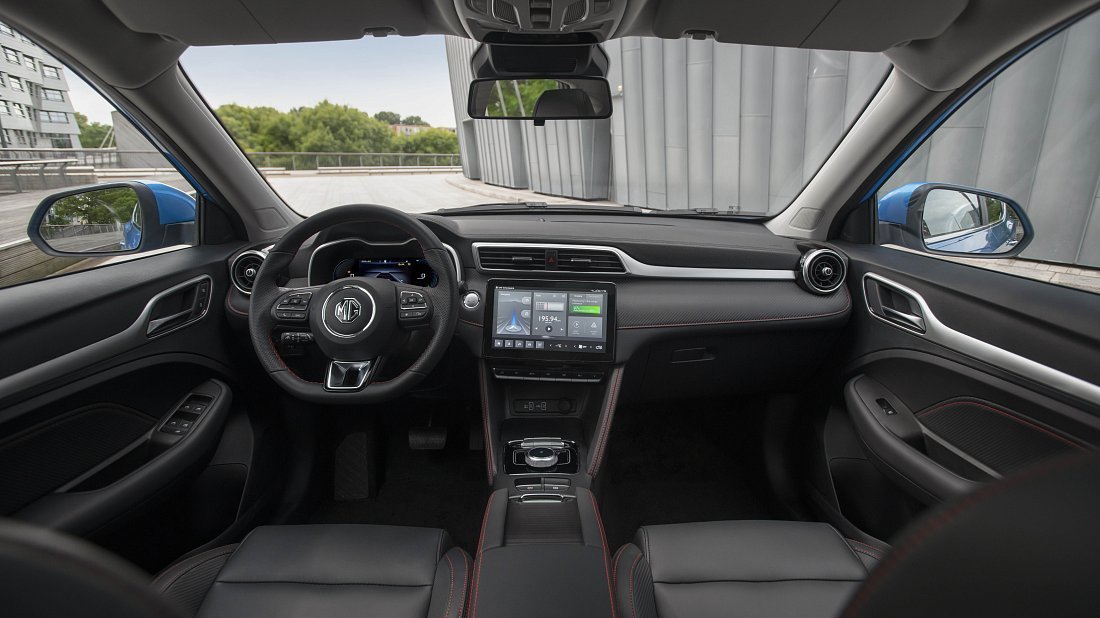 MG ZS EV Standard Range (2021-…) интерьер, переднее сиденье, водительское сиденье, приборная панель, рулевое колесо, информационно-развлекательная система, кокпит