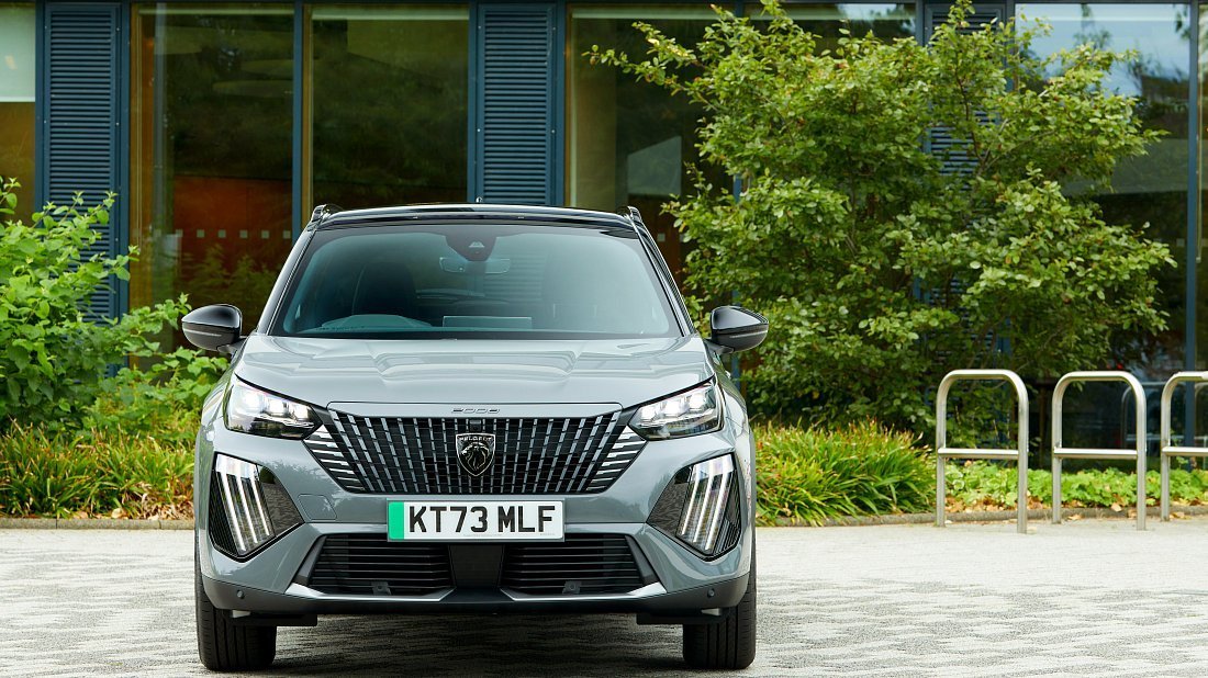 Peugeot e-2008 50 kWh (2023-…) передняя часть, решетка радиатора, фары, бампер, экстерьер