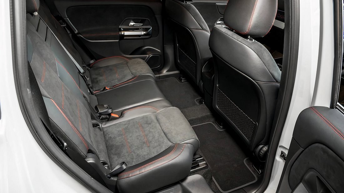 Mercedes EQB 300 4MATIC (2023-…) задние сиденья, пассажирские сиденья, пространство для ног, пространство над головой, интерьер