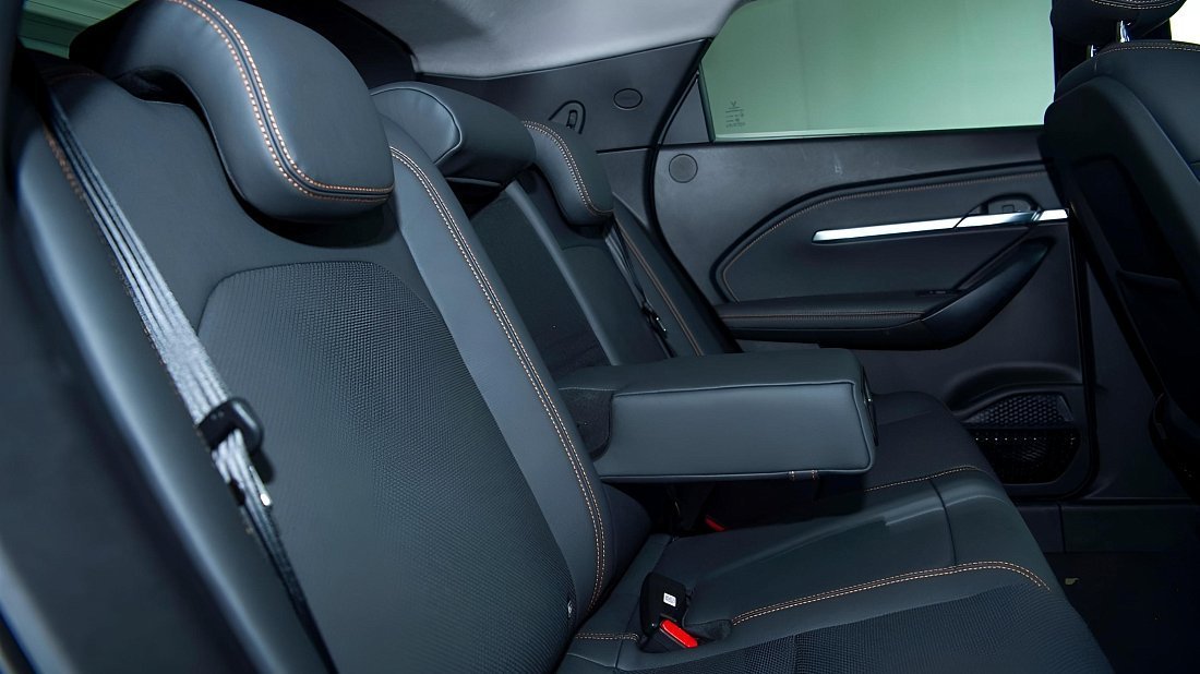 VinFast VF 6 Eco (2024-…) задние сиденья, пассажирские сиденья, пространство для ног, пространство над головой, интерьер