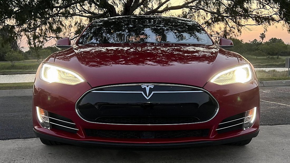 Tesla Model S P85D (2014-2016) передняя часть, решетка радиатора, фары, бампер, экстерьер