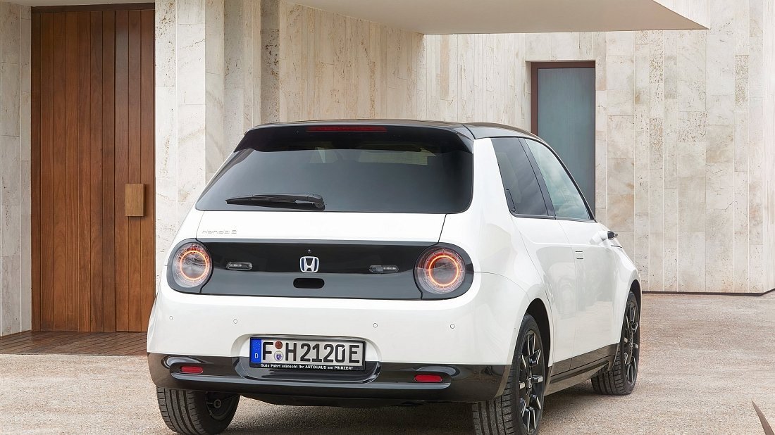 Honda e (2020-2022) задняя часть в три четверти, вид в три четверти, диагональ, экстерьер