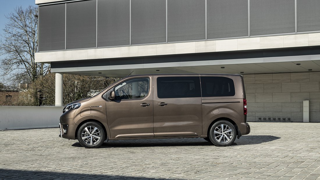 Toyota Proace Verso Electric M 50 kWh (2021-2024) вид сбоку, силуэт, двери, колеса, экстерьер