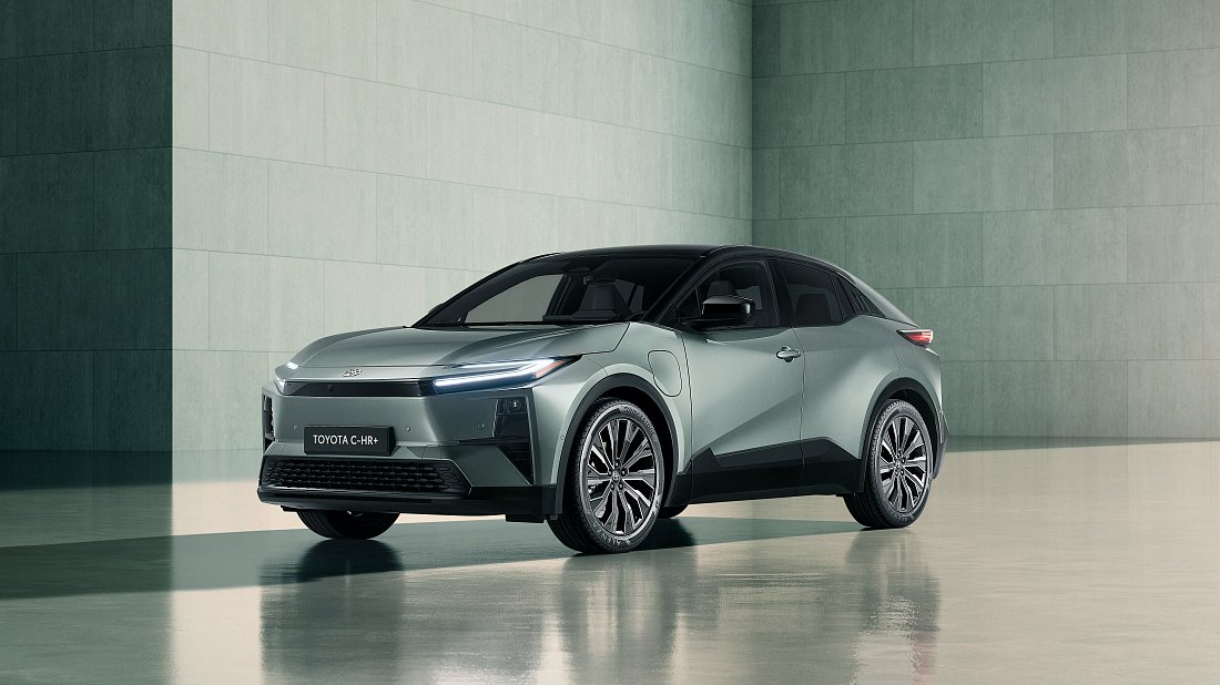 Toyota C-HR+ 77 kWh FWD (2025-…) вид спереди, спереди сбоку, по диагонали, экстерьер