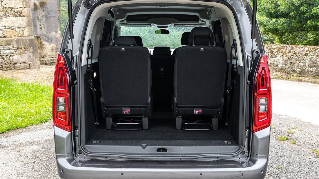 Toyota Proace City Verso Electric L2 50 kWh (2021-2024) багажник, сиденья подняты, грузовое пространство, объем багажника, вместимость багажника, место для хранения