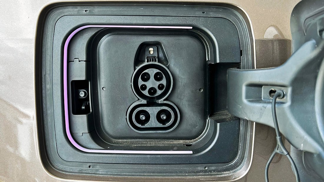 Фото BMW i3 BEV 94 Ah (2017-2018) порт для зарядки (США)