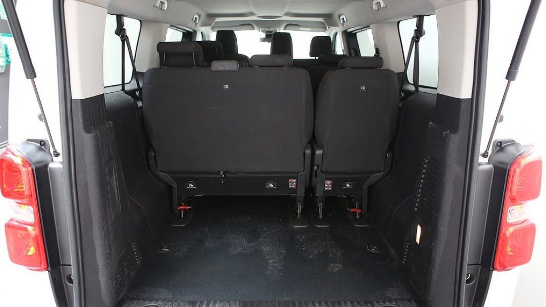 Peugeot e-Expert Combi Standard 75 kWh (2021-2024) багажник, сиденья подняты, грузовое пространство, объем багажника, вместимость багажника, место для хранения