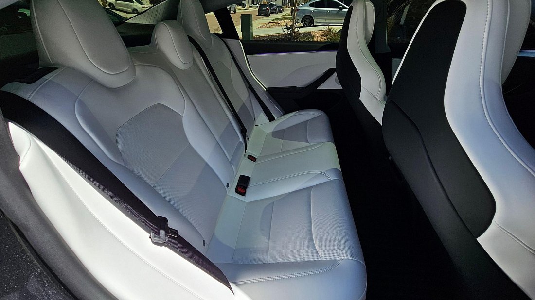 Фото Tesla Model 3 Performance (2025-...) задние и пассажирские сиденья