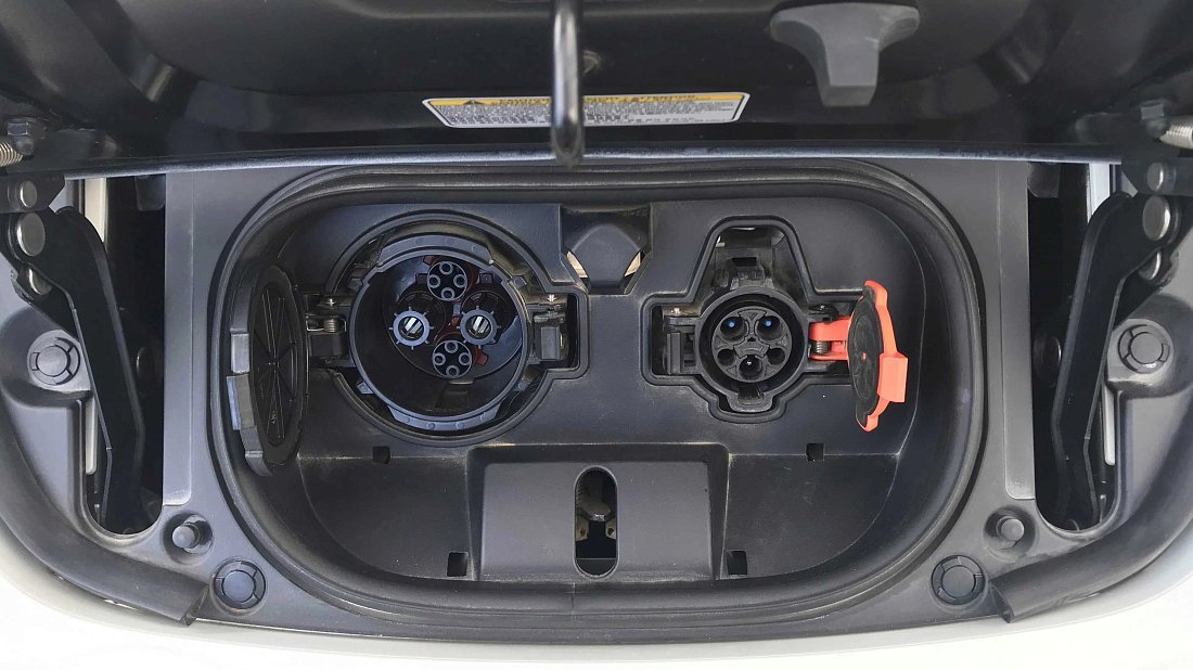Nissan Leaf 40 kWh (2022-2025) порт для зарядки (США), зарядка, разъем, штекер, коннектор