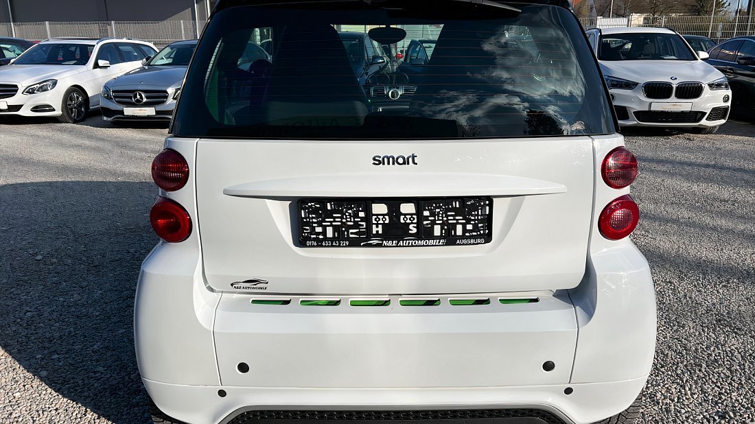 Smart Electric Drive fortwo coupe (2009-2012) вид сзади, задние фонари, багажник, спойлер, эмблема, бампер, экстерьер
