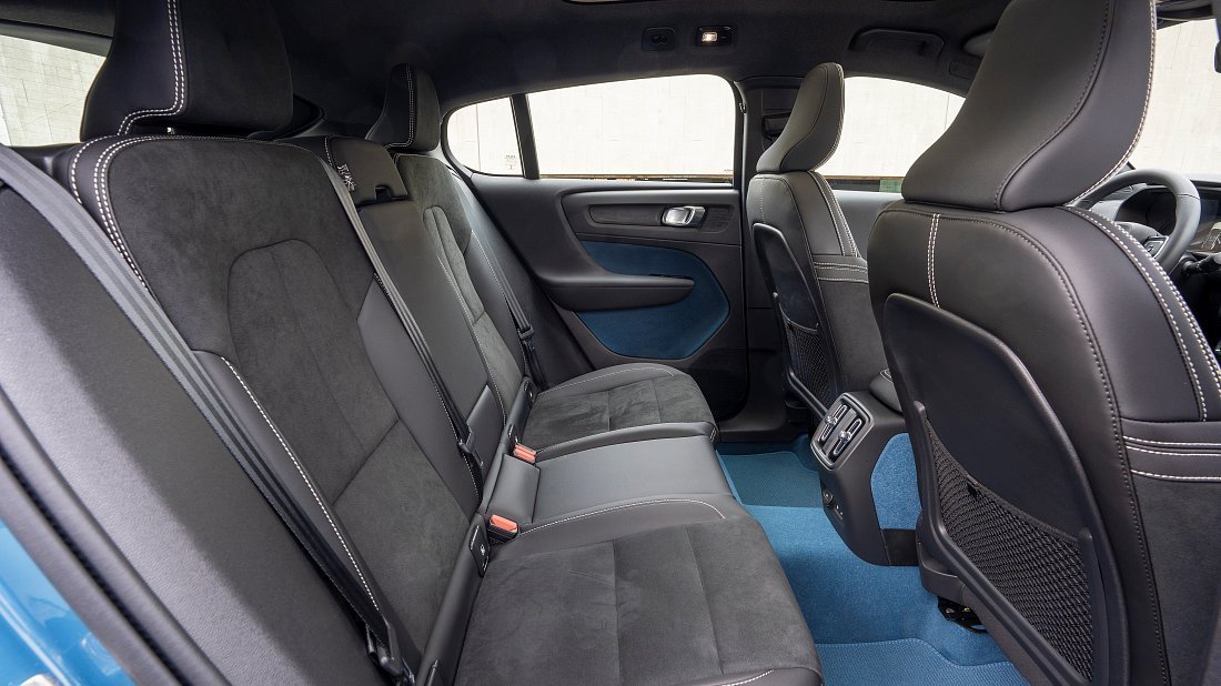Volvo C40 Recharge (EC40) Pure Electric (2021-2022) задние сиденья, пассажирские сиденья, пространство для ног, пространство над головой, интерьер