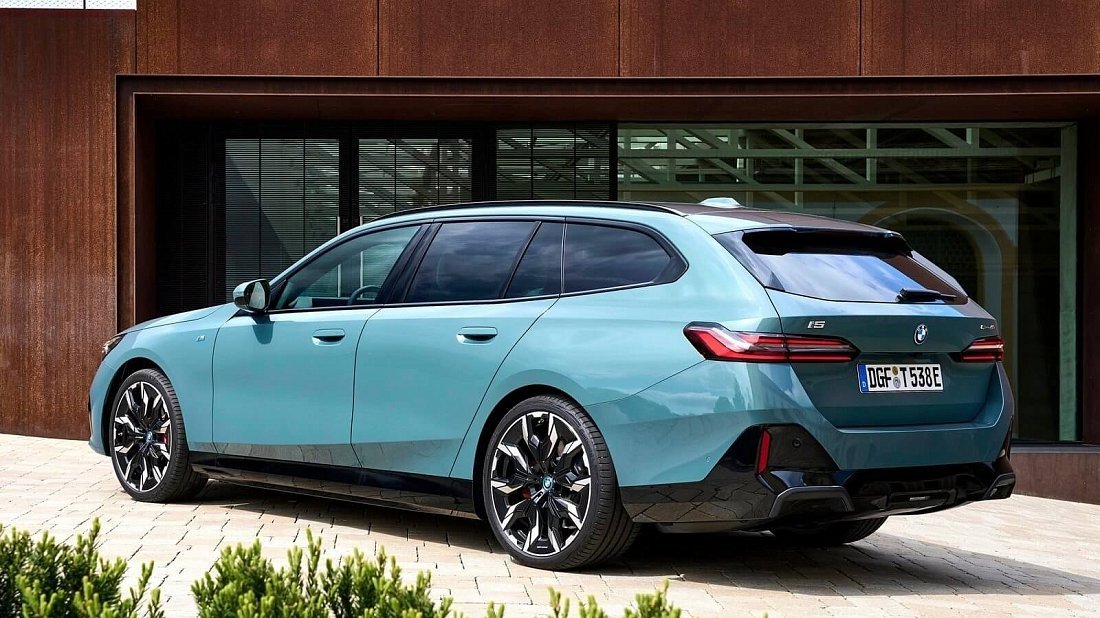 BMW i5 Touring eDrive40 (2025-…) задняя часть в три четверти, вид в три четверти, диагональ, экстерьер