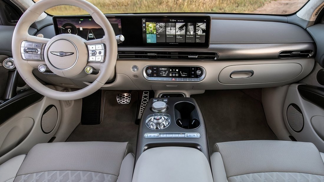 Genesis GV60 Standard AWD (2024-…) интерьер, переднее сиденье, водительское сиденье, приборная панель, рулевое колесо, информационно-развлекательная система, кокпит