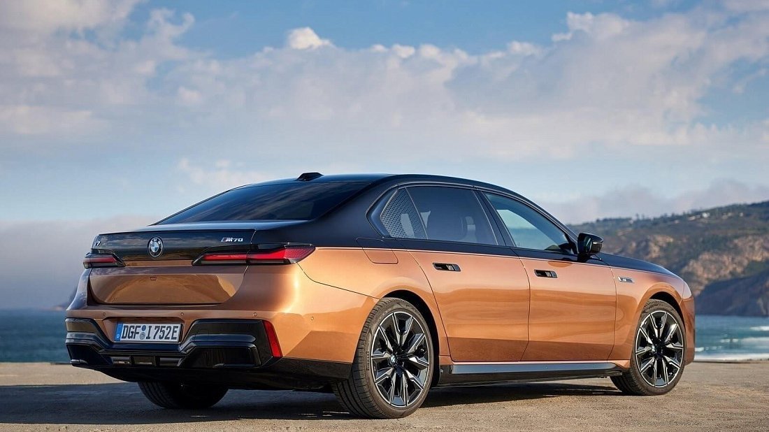 BMW i7 M70 xDrive (2023-…) задняя часть в три четверти, вид в три четверти, диагональ, экстерьер