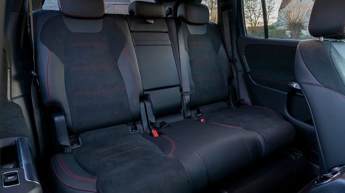 Mercedes EQB 250 (2022-2023) задние сиденья, пассажирские сиденья, пространство для ног, пространство над головой, интерьер