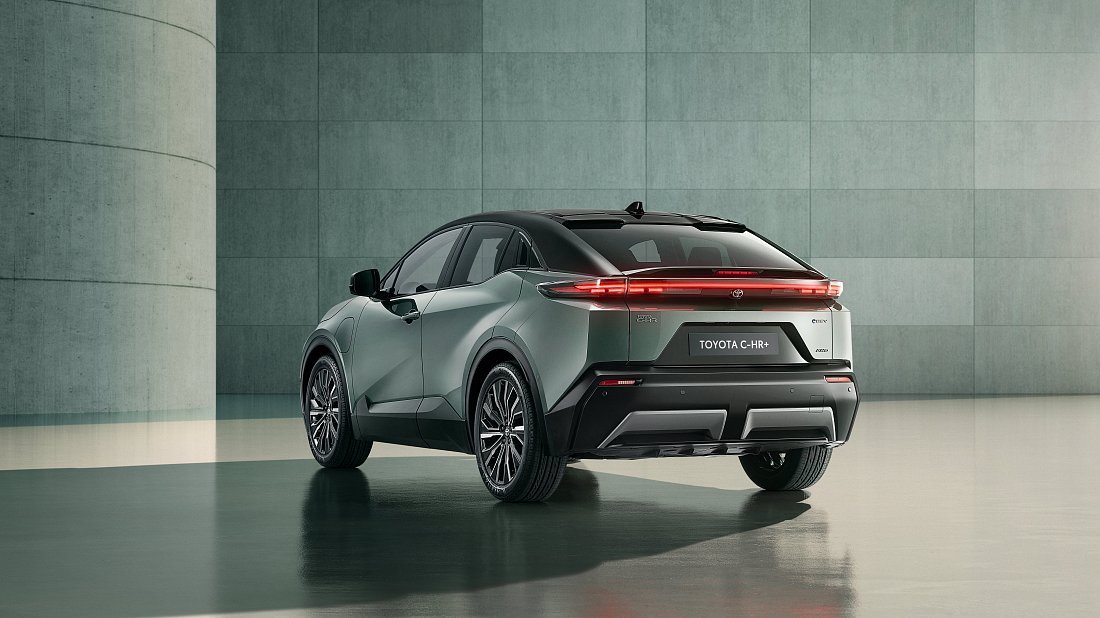 Toyota C-HR+ 77 kWh FWD (2025-…) задняя часть в три четверти, вид в три четверти, диагональ, экстерьер
