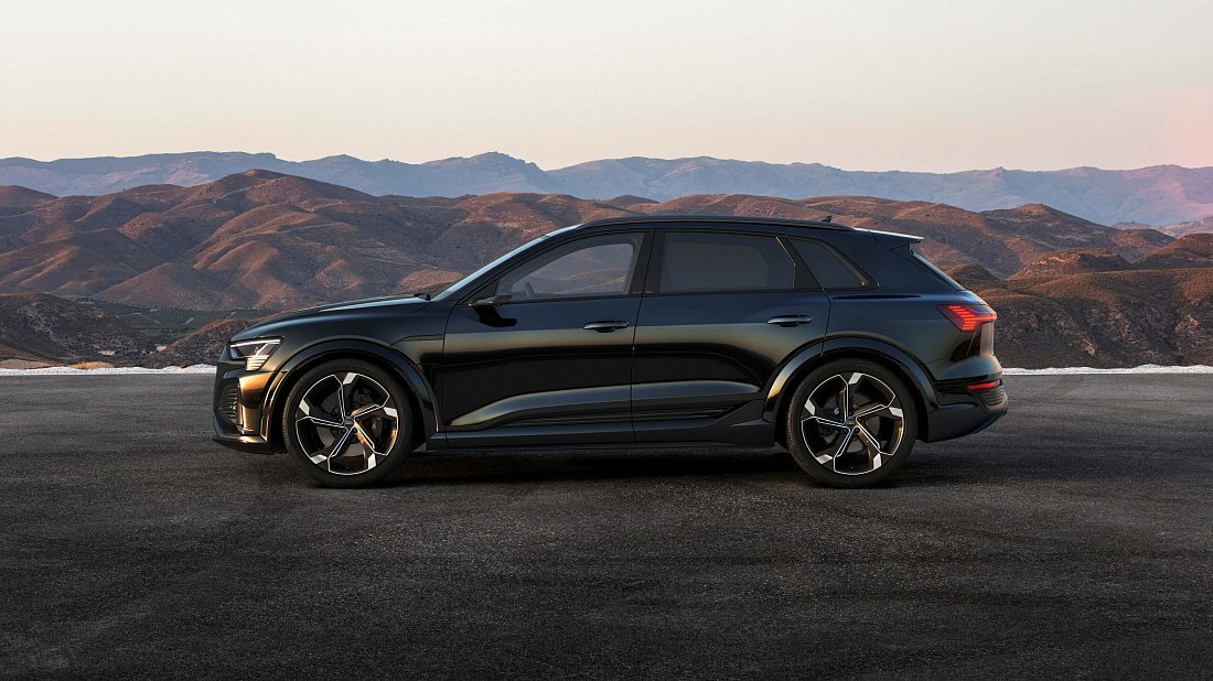 Audi SQ8 e-tron (2023-…) вид сбоку, силуэт, двери, колеса, экстерьер