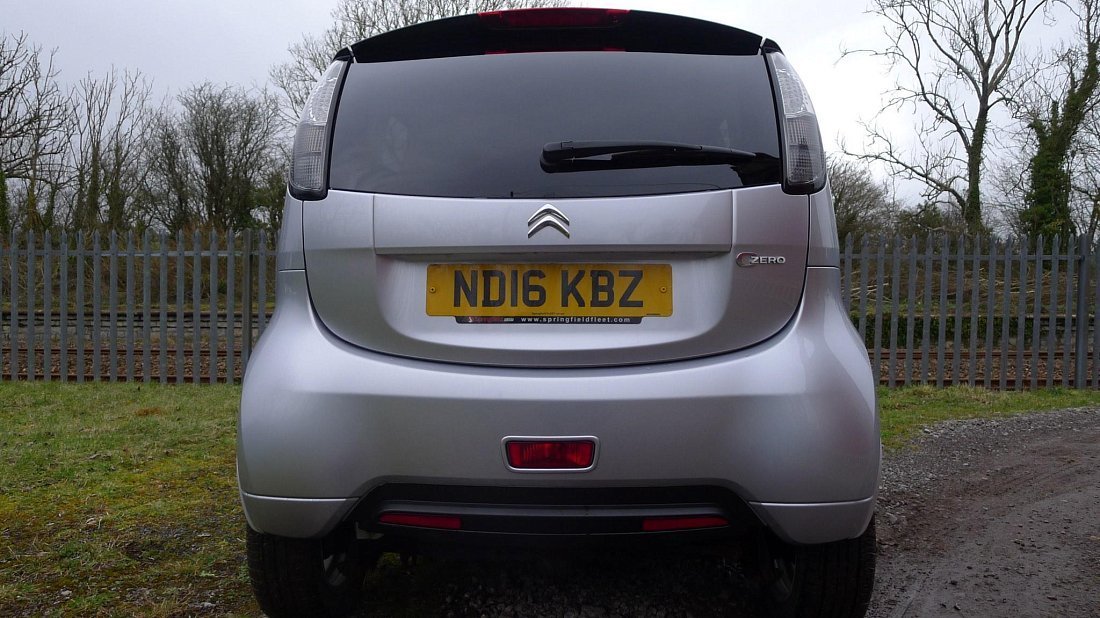 Citroën C-Zero Gen 1 (2010-2020) вид сзади, задние фонари, багажник, спойлер, эмблема, бампер, экстерьер