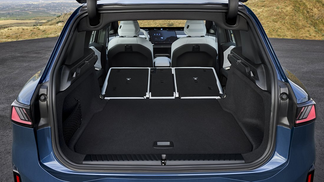 Фото BMW iX3 50 xDrive (2025-…) разложенный багажник
