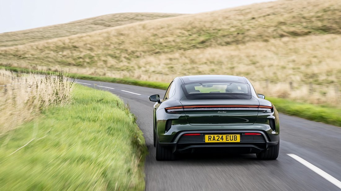 Porsche Taycan Turbo S (2024-…) вид сзади, задние фонари, багажник, спойлер, эмблема, бампер, экстерьер