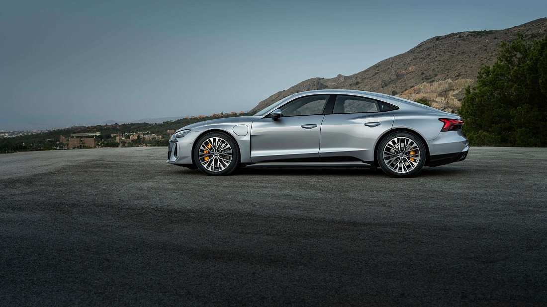 Фото Audi e-tron GT quattro (2025-…) вид сбоку