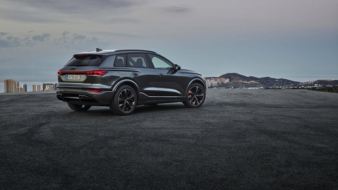 Audi SQ6 e-tron (2024-…) задняя часть в три четверти, вид в три четверти, диагональ, экстерьер