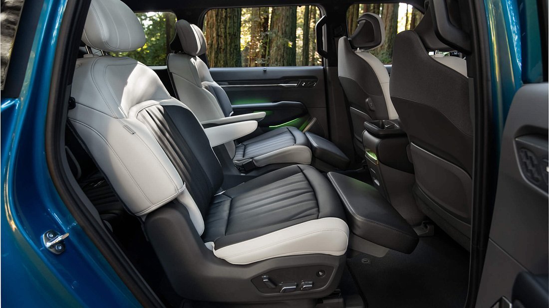 Kia EV9 GT Line AWD (2023-…) задние сиденья, пассажирские сиденья, пространство для ног, пространство над головой, интерьер