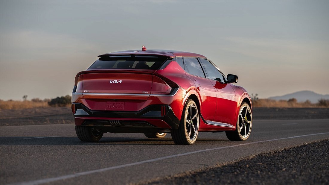 Kia EV6 GT (2022-2024) задняя часть в три четверти, вид в три четверти, диагональ, экстерьер