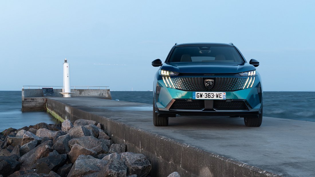 Peugeot e-5008 73 kWh FWD (2024-…) передняя часть, решетка радиатора, фары, бампер, экстерьер