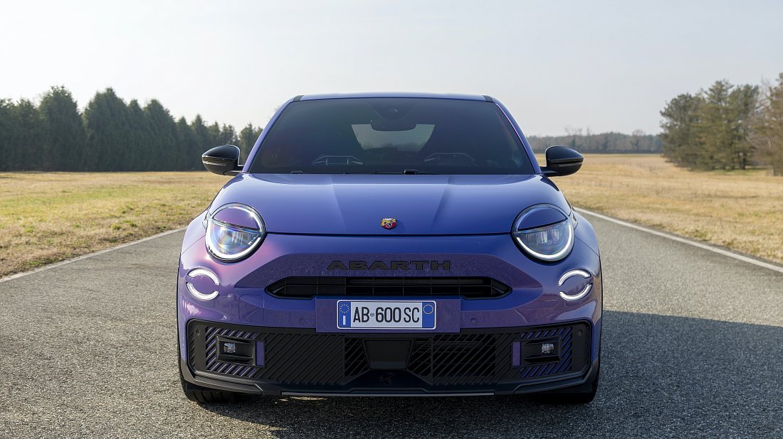 Abarth 600e Scorpionissima (2024-…) передняя часть, решетка радиатора, фары, бампер, экстерьер