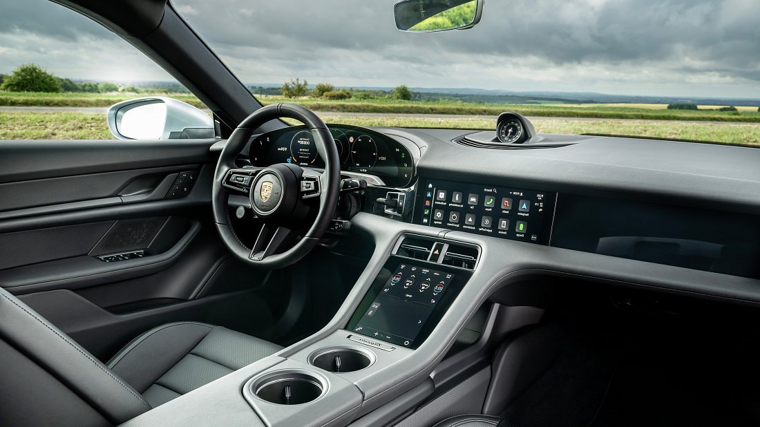 Porsche Taycan RWD Sport Turismo (2022-2024) интерьер, переднее сиденье, водительское сиденье, приборная панель, рулевое колесо, информационно-развлекательная система, кокпит