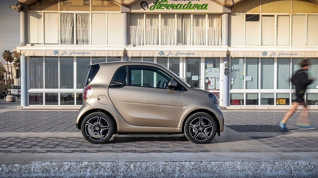 Smart EQ fortwo coupe (2020-2023) вид сбоку, силуэт, двери, колеса, экстерьер