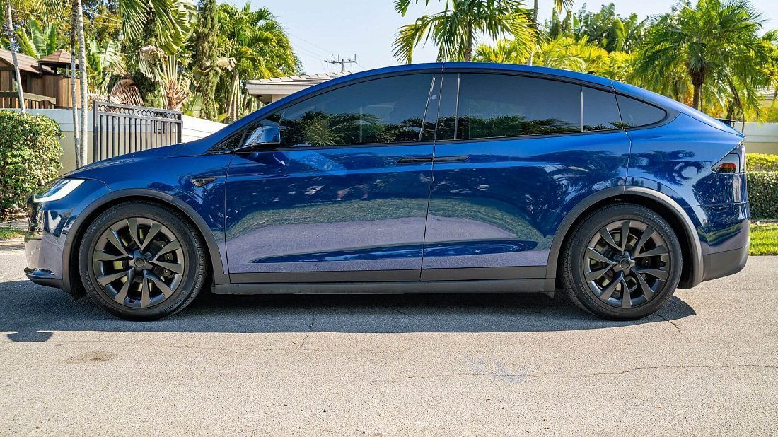Tesla Model X Dual Motor (2021-…) вид сбоку, силуэт, двери, колеса, экстерьер