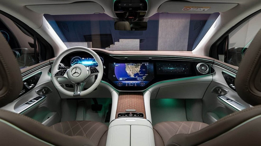 Mercedes EQE SUV 500 4MATIC (2022-2023) интерьер, переднее сиденье, водительское сиденье, приборная панель, рулевое колесо, информационно-развлекательная система, кокпит